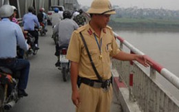 Ngăn chặn 1 vụ nhảy cầu Chương Dương tự tử