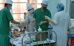 Bé bị bố đốt phải chuyển lên Viện Bỏng Quốc gia
