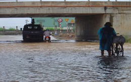 Đại lộ Thăng Long cứ mưa là ngập: Không có hệ thống thoát nước