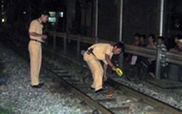 Hà Nội: Một phụ nữ lao vào tàu đang chạy