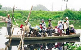 Nhọc nhằn đu thuyền bằng dây