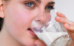 Uống 1 cốc sữa ấm giúp dễ ngủ hơn
