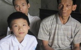Người cha 20 năm dắt con đi 'tìm chữ' 