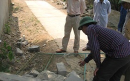 Bé trai thiệt mạng vì đánh đu trên cổng sắt