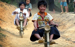 Trẻ em dân tộc Lô Lô trổ tài đua xe