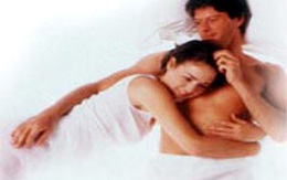 Âu yếm lộ liễu, nhức mắt mẹ chồng