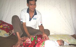 Bé mới sinh bị bỏ rơi, kiến bu khắp người