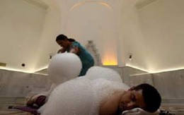 Massage bằng... bọt xà phòng