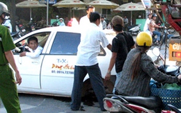 Taxi rơi 2 bánh khi đang chạy