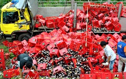Xe tải chở 20.000 chai bia lao xuống vực