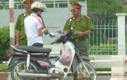 Cảnh sát lại đeo kính đen khi làm nhiệm vụ 