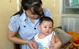Bố rao bán con 6 tháng giữa chợ