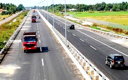Ôtô khách đâm xe tải trên cao tốc, 8 người chết