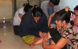 Trinh sát lội sông, xóa ổ bạc quý bà