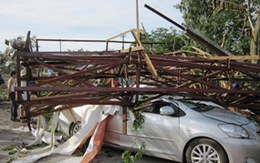 Sập biển quảng cáo "khổng lồ", 3 người bị thương