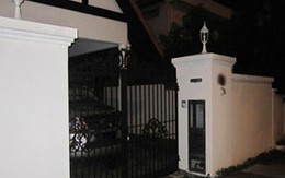 Mẹ lùi xe bất cẩn cán chết con 