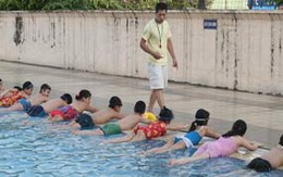 Chuyện ảnh: Dạy trẻ tập bơi