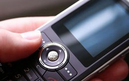 Bị điện giật chết vì dùng điện thoại TQ