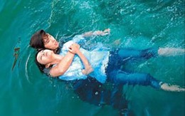 Hai thiếu nữ cùng nhảy sông để… thử lòng người yêu
