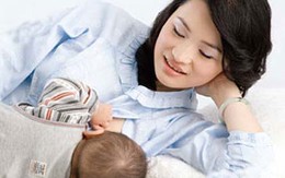 Để mẹ ngực nhỏ dồi dào sữa cho con