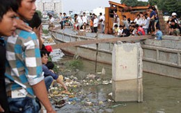 Xác chết bị trùm đầu trôi dưới kênh