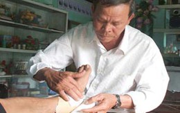 Người thầy thuốc và hành trình hơn 100 cây số mỗi ngày 