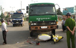 Hai nữ sinh nguy kịch vì bị tông xe