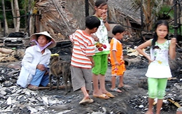 Hai bé suýt chết khi 3 căn nhà bị cháy