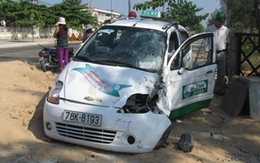 "Húc" xe máy, taxi lộn 3 vòng