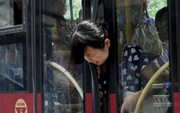 Bị kẹp cổ vào cửa xe bus khi xuống xe