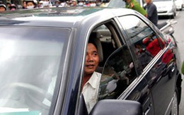 Gây tai nạn, ôtô biển xanh bị dân đuổi 