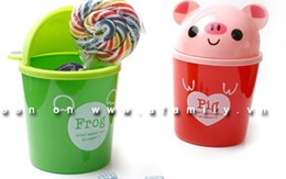 Bàn làm việc gọn gàng với thùng rác xinh xắn 