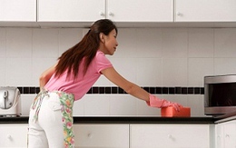 Mẹo tẩy vết dầu mỡ bám tường bếp 
