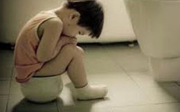 Trẻ bị nứt hậu môn vì táo bón