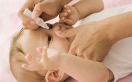 Cách tra thuốc nhỏ mắt cho con 