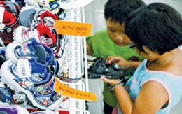 Đỏ mắt tìm giày dép trẻ em “made in Việt Nam”