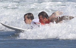 Con trai Beckham mạo hiểm lướt sóng