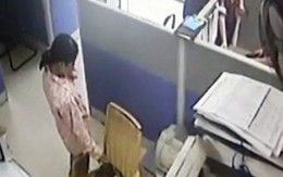 Màn trộm ví của nhân viên thu tiền điện thoại