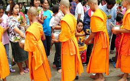Những bé gay lên chùa học làm quý ông