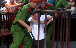 Người đàn bà giết bạn tình đồng tính ngất xỉu tại tòa