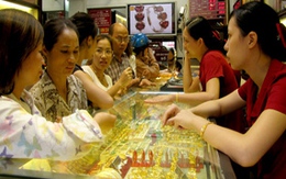Người dân bán vàng để gửi tiết kiệm
