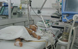 Bé 2 tuổi nguy kịch vì uống nhầm hóa chất 