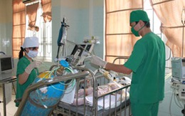Bé 3 tuổi bị bố thiêu sống đã về nhà 