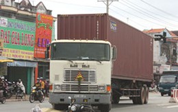 Bé 3 tuổi thoát chết dưới bánh container