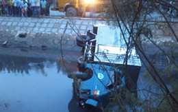 Xe 'điên' gây tai nạn bỏ chạy bị nhào xuống kênh 