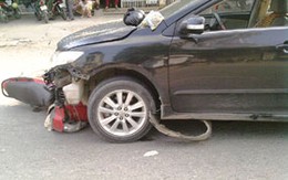 Xế hộp tông taxi, húc văng 2 xe máy