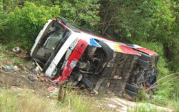 Xe khách lao xuống vực sâu 30m.