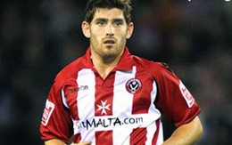 Cựu sao Man City 'hiếp xong cướp'