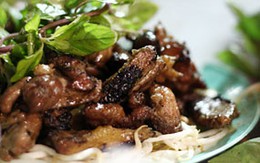 Thưởng thức chả ngan nướng Hàng Bông 