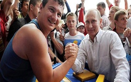 Màn vật tay ngoạn mục của Thủ tướng Putin